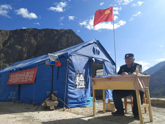 羊拉派出所所长顿珠培楚
