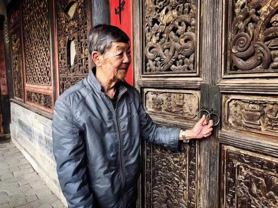 耄耋之年的建水中学校长为在古村落为游人进行讲解