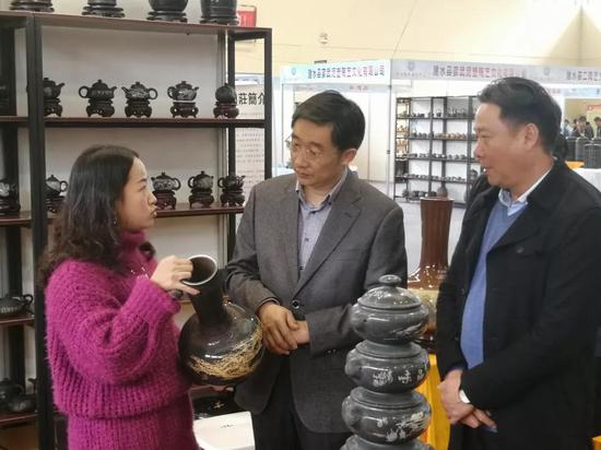 县委常委、县委宣传部部长杨为文陪同州委副书记、州委宣传部部长盛高举到贝山陶庄展位调研