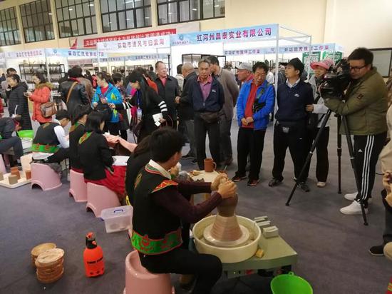 红河州师范学校陶习苑学生演示紫陶制作工艺,吸引了众多人士前来参观