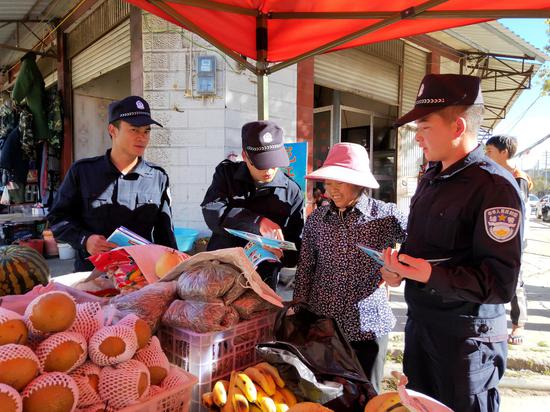 民警正在为群众讲解法规