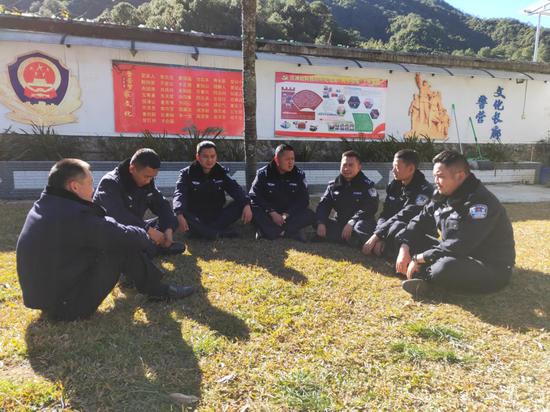 滇滩边境派出所组织民警专题讨论