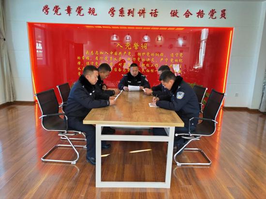 滇滩边境派出所组织民警专题讨论