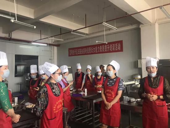 培训技师为学员讲解西点制作技巧