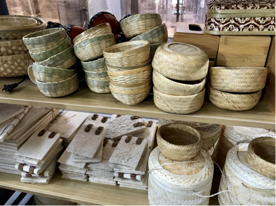 手工编织的竹篮、竹筐