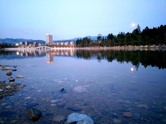 龙山湖