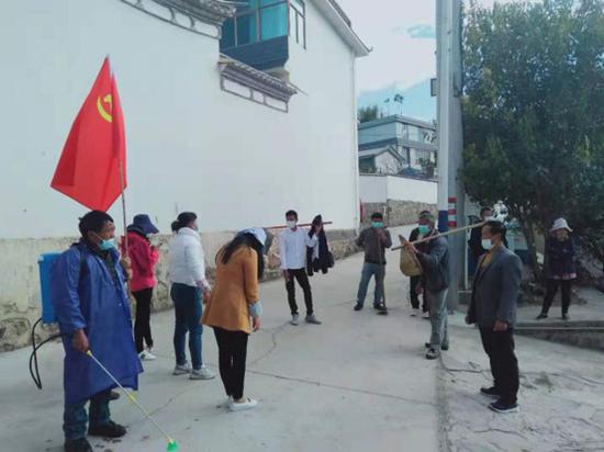 黄毛社区党党员干部向群众宣讲疫情防控