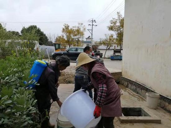 八大营党员群众自发消毒