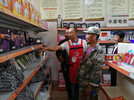 群众积极到绿币爱心超市兑换物品