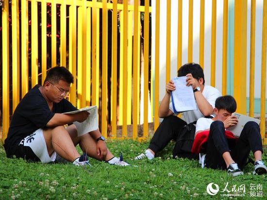 云南省昆明市寻甸县第一中学备战高考的学生们争分夺秒。摄影:凡玉莹