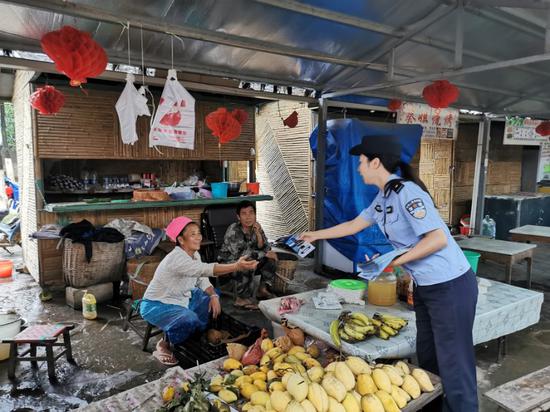 走进傣族商铺宣讲