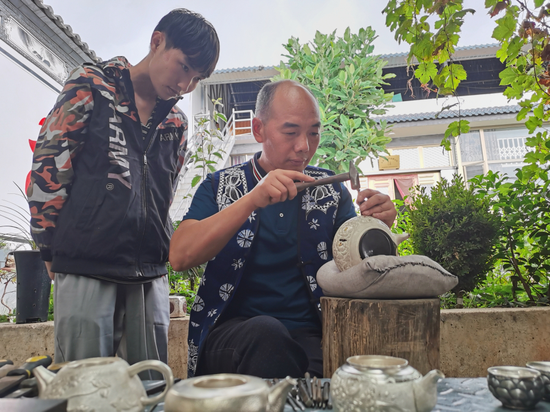 李文彬给王宣授艺