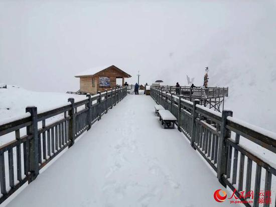 10月21日,玉龙雪山迎来降雪,积雪厚度达6厘米,雪景绝美,游人尽情畅游。摄影:和贵昌