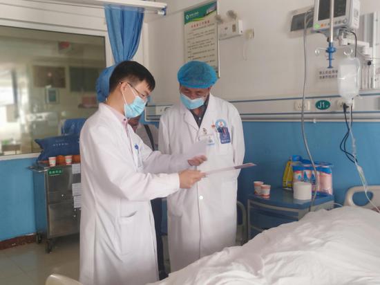 上海瑞金医院神经外科主任医师王宝峰正在剑川县人民医院查房(高志成 摄)