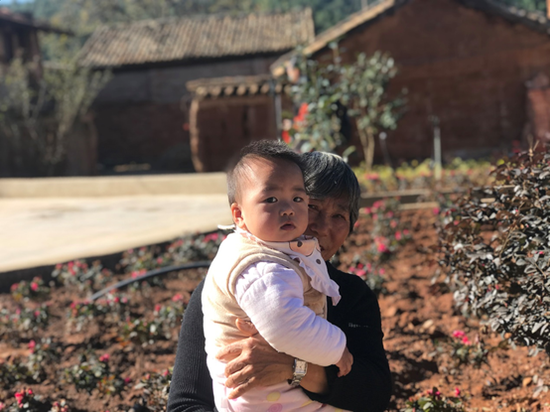 花坡小组村民在整治后的小广场游玩