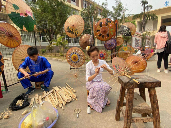 学生制作傣族油纸伞