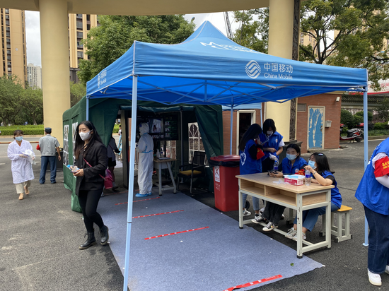 校门口严格核查入校人员健康信息