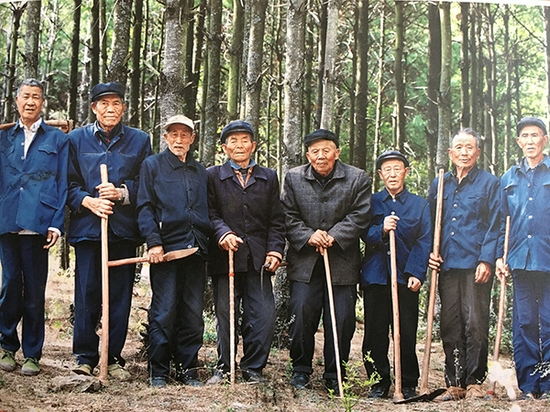 图三 从左至右分别是:王小苗、王开和、王家寿、王云方、王家云、王长取、王家德、王德映。陆良县委宣传部供图