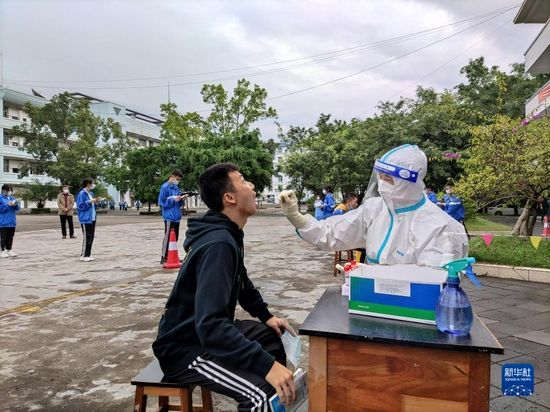 11月13日,瑞丽市第一民族中学组织复学学生进行核酸检测。新华社记者 林碧锋 摄