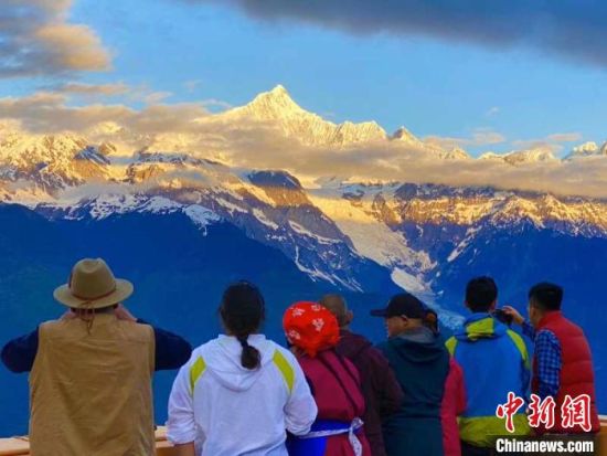 图为“日照金山”传奇景观。 缪超 摄