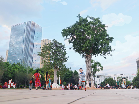 特殊的地理位置让人民广场尤为热闹