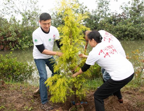 理想科技集团广州全国运营中心植树现场
