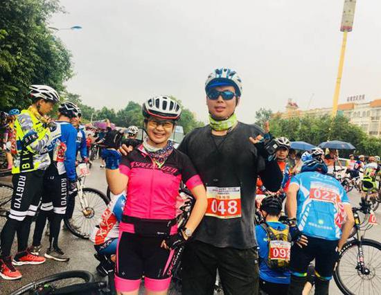 (新浪微博大V@旅行厨男和德宏边小V@德宏小姐姐参加跨境自行车赛)