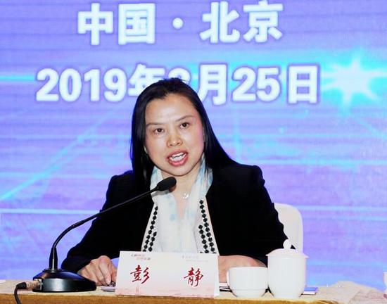 ▲普洱市委宣传部常务副部长、普洱市人民政府新闻办主任彭静主持新闻发布会