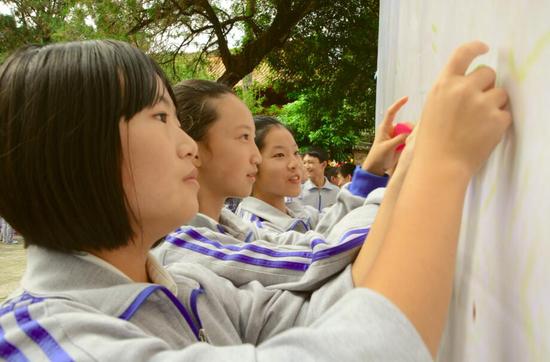 弘扬传统美德 2016建水孔子文化节举办拜师礼