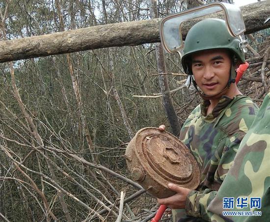 杜富国在展示自己排除的1枚地雷(2016年10月24日摄)。