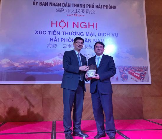 (右:越南海防市委常委、市人民委员会副主席黎克南 左:云南省政府外事办副主任王伟)