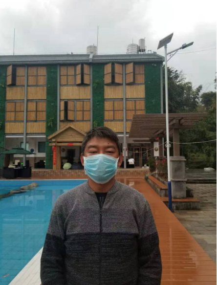 烫习村党总支书记蒋定杰在印象芒果酒店进行防疫检查