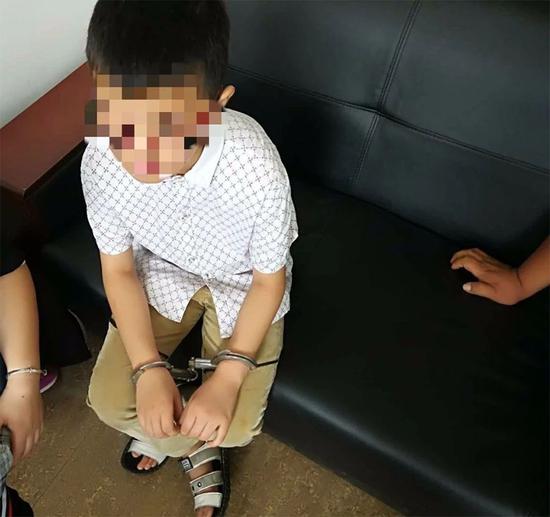 小孩被手铐铐住,无法打开。(警方供图)