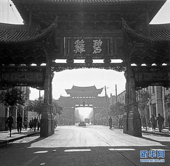 昆明金马碧鸡坊旧貌(杨长福拍摄于1953年)