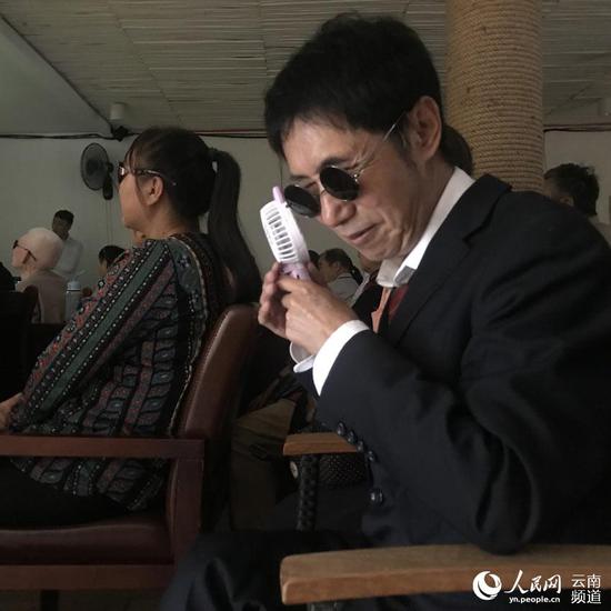 十分享受“观影”的盲人大叔。摄影 廖涵雨