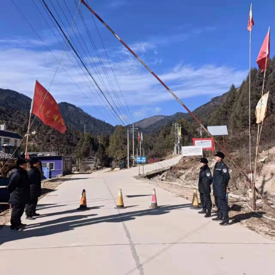 董伟及队员在照壁潭卡点值守
