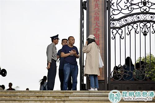 一名考生因忘带准考证正与监考人员说明情况。记者合宇聪摄