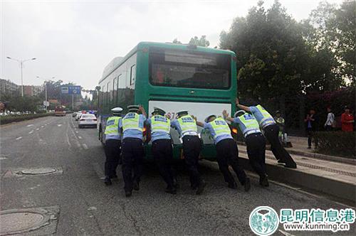 交警合力推车。供图