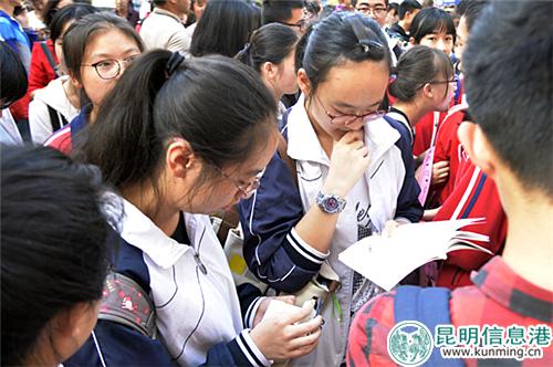“抓紧时间看下重点,没准一会能考到”。记者合宇聪摄