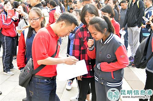 学校老师帮考生仔细核对名单检查证件、文具。记者合宇聪/摄