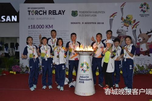 余元珍(右五)在雅加达和亚运火炬手们在一起