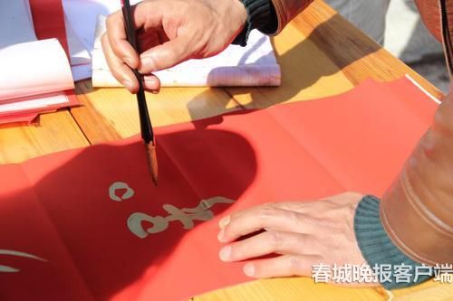 到丽江古城带幅东巴文对联回家