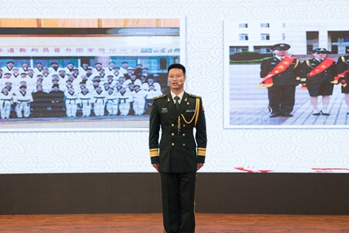 陆军边海防学院昆明校区林剑作题为《我强,国更强》的演讲 通讯员冯靖凯/摄