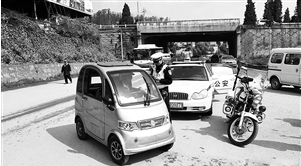 交警查处电动四轮车 交警供图