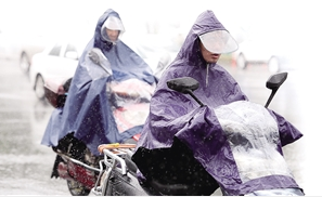 昆明连续雨雨雨,是否进雨季还“待定”。记者 杨峥 摄