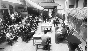 部分案件在村镇进行庭审,给村民上了一堂普法课。