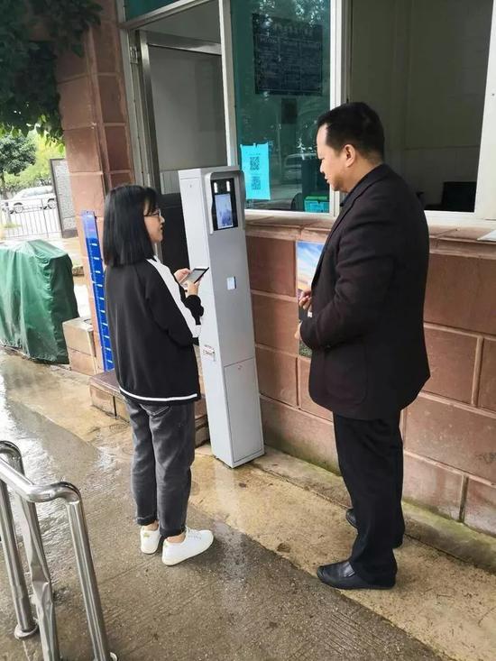 ▲游客使用人脸识别闸机入园