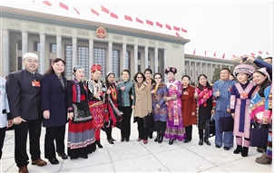 身着民族盛装的住滇全国政协委员在人民大会堂前 记者 周灿 摄