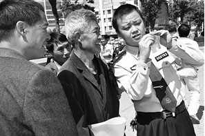 民警手把手教市民防骗