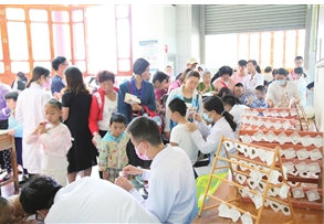 昆明一些家长热衷于给孩子贴三伏贴